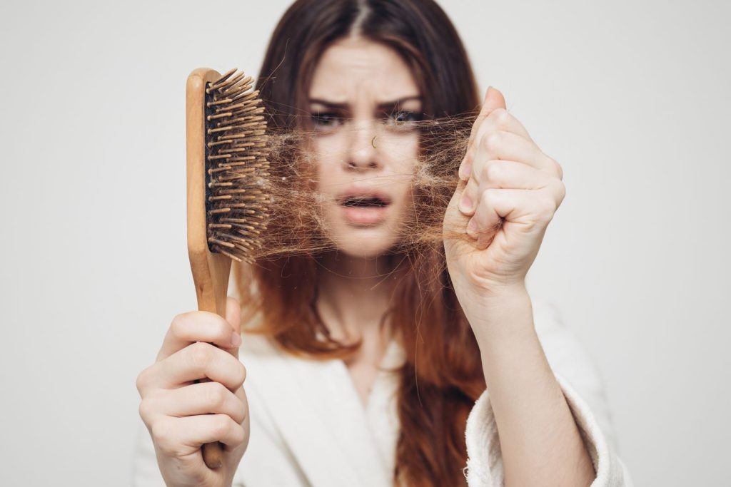 دلایل ریزش مو +بررسی 9 دلیل متداول